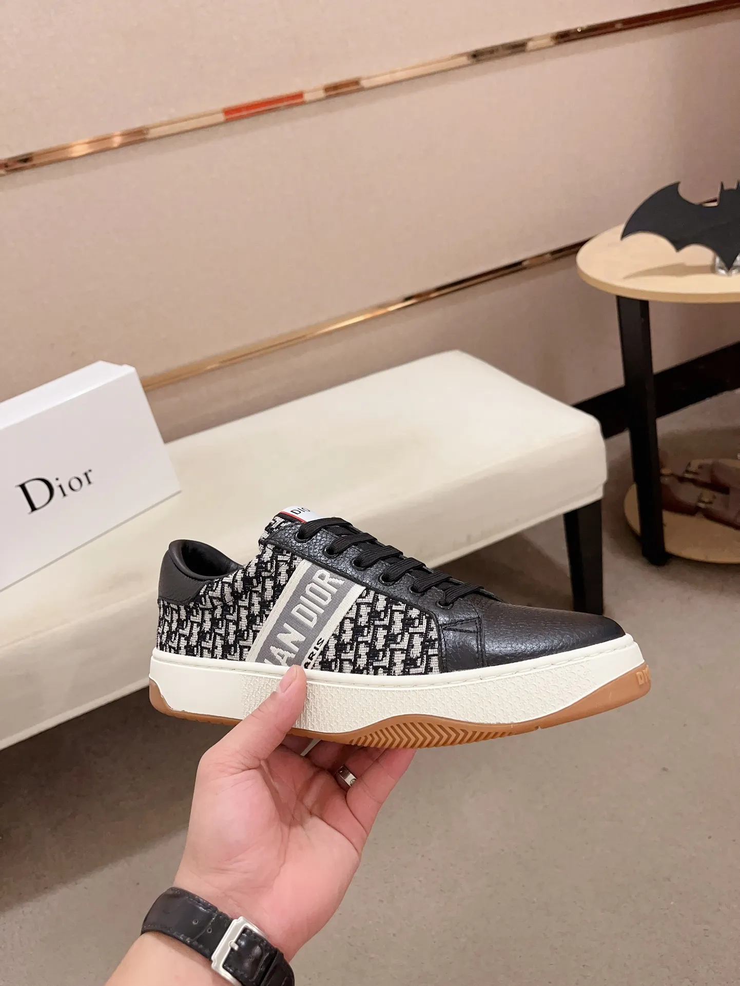 Factory price: 420💰[Dior·Dior] New casual sports style men's shoes, new spring and summer design, perfect workmanship, lace-up lazy style to create wardrobe quality, upper: imported first-layer cowhide, sheepskin lining is soft and comfortable, ultra-light TPU wear-resistant outsole, simple, versatile fashion men's shoes, excellent color code number 38--44. (Can be customized for 45 non-refundable)
